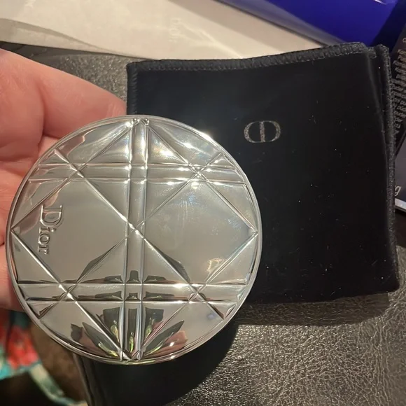 Dior highlighter with brush and makeup bag - Picture 5 of 9